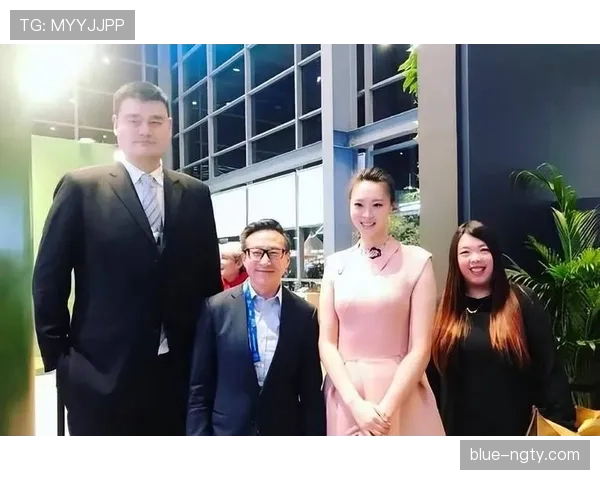 姚明球场上像巨人，生活中竟然这么宠娃，真是不一般啊